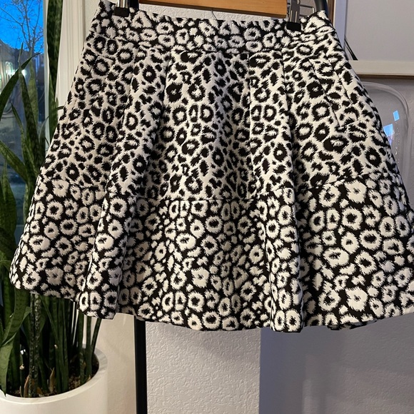 Adorable above the knee leopard skirt zipper closure in back - Picture 1 of 3